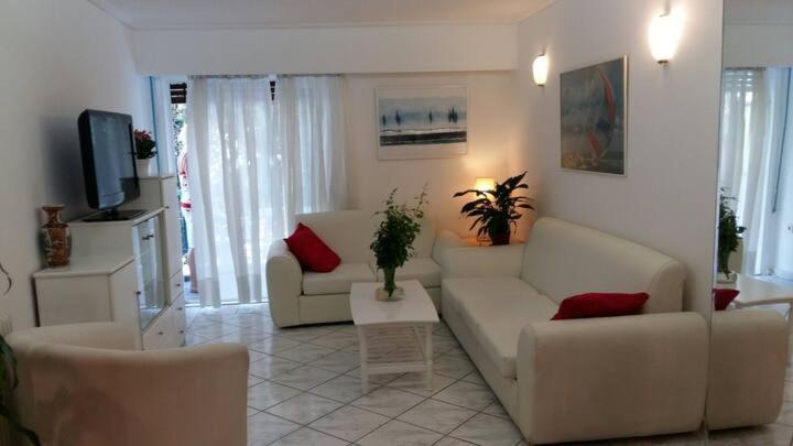 Flor De Mayo,Apt In Alimos Near The Sea Atena Exterior foto